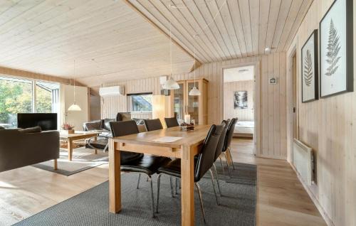 Fjellerup House | Four-Bedroom Holiday Home In Glesborg