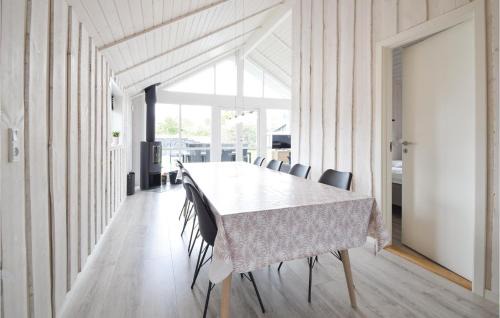 Ajstrup House | Four-Bedroom Holiday Home In Malling