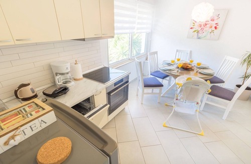Hodilje House | Four Bedroom Holiday Home with Sea View