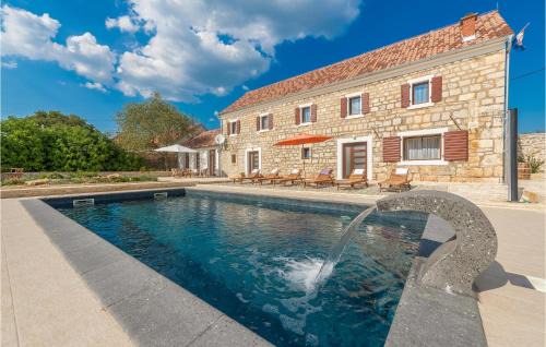 Oklaj House | Four-Bedroom Holiday Home In Citluk