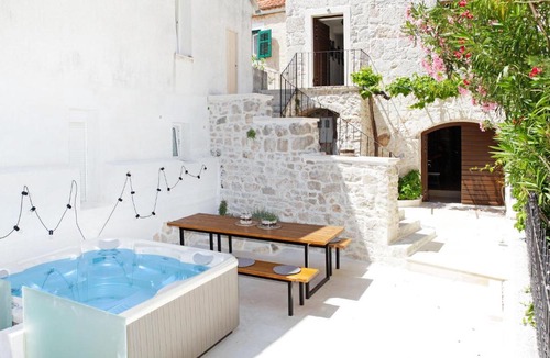 Bol House | Four-Bedroom Holiday Home in Bol