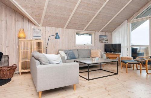 Ronde House | Four-Bedroom Holiday home in Rønde 1