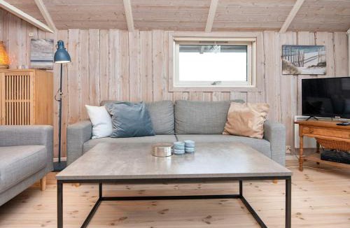 Ronde House | Four-Bedroom Holiday home in Rønde 1