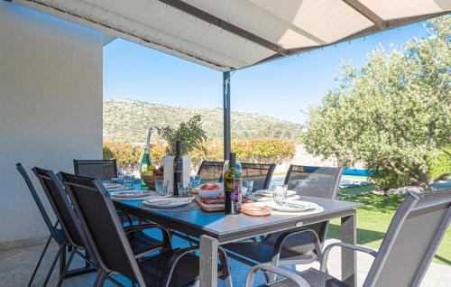 Zaton House | Four-Bedroom Holiday Home In Zaton