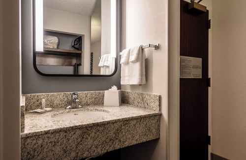 Richardson Hotel | Four Family-friendly Units with FREE Parking, Outdoor Pool, Pets are Welcome!