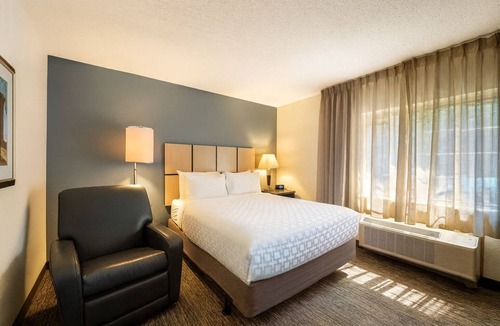 Schiller Park Hotel | FOUR Large 1BR Suites with Full Kitchen, Free Shuttle Chicago O'Hare Airport!