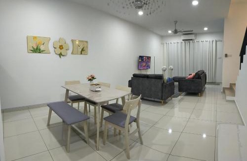 Tebrau House | Four Leaf Clover Residence @ Crest Mount Austin JB