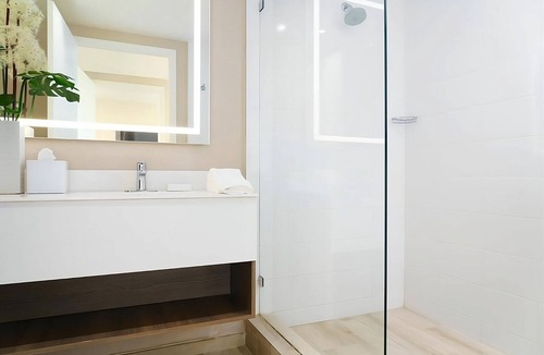 Bay Harbor Islands Hotel | Four Pet-friendly Units in Bay Harbor, Close to Sunny Isles Beach! Parking, Pool