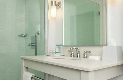 Cambridge Hotel | Four Points by Sheraton Cambridge Kitchener, Ontario