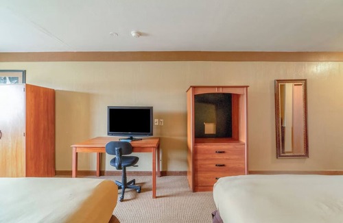 Beeville Hotel | Four Practical Rooms w/Two Queen Beds For Value-Conscious Visitors