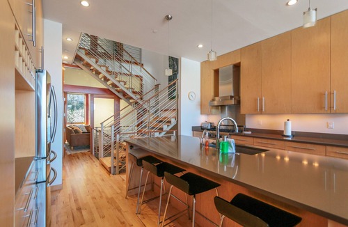 Hood River House | FOUR - River View, Hot Tub, Luxurious Downtown Loft!