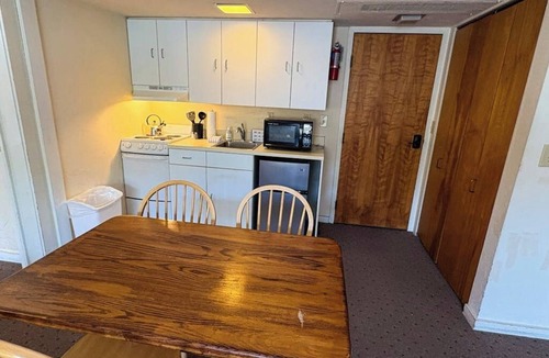 Warren Condo | Four Season Condo: seasonal pool, ski, golf & hike
