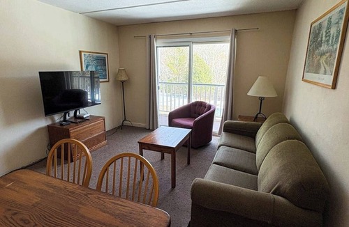 Warren Condo | Four Season Condo: seasonal pool, ski, golf & hike