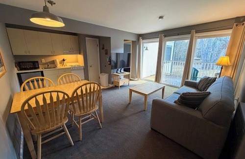 Warren Condo | Four Season Condo: seasonal pool, ski, hike & golf