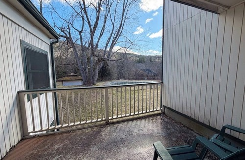 Warren Condo | Four Season Condo: seasonal pool, ski, hike & golf