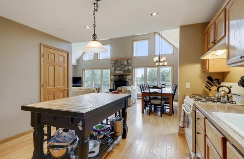 Waterbury Center House | Four Seasons Chalet: 5 br, fireplace, game room, a/c!
