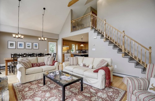 Waterbury Center House | Four Seasons Chalet: 5 br, fireplace, game room, a/c!