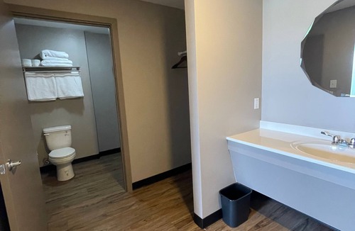 Gallipolis Ferry Hotel | Four Seasons Inn