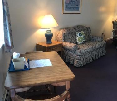 Twin Mountain Hotel | Four Seasons Motor Inn