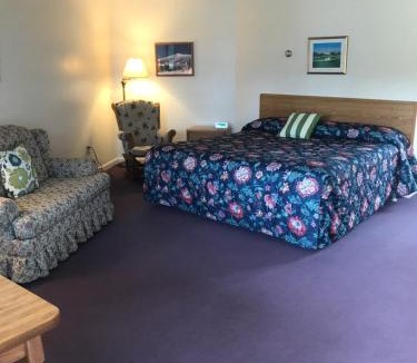 Twin Mountain Hotel | Four Seasons Motor Inn