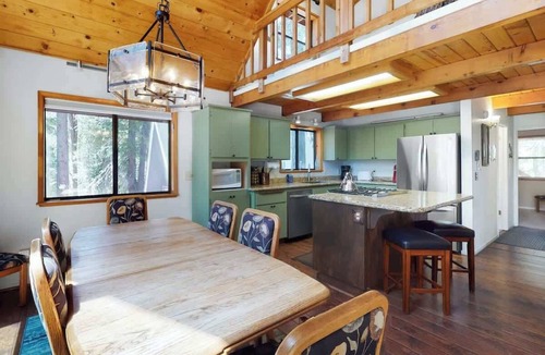 Pla-Vada Woodlands Cabin | Four seasons Mountain Chalet close to ski resorts