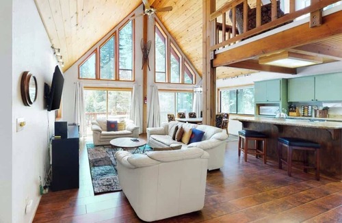 Pla-Vada Woodlands Cabin | Four seasons Mountain Chalet close to ski resorts