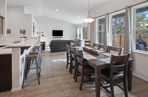 Oregon Water Wonderland House | Four Seasons Retreat