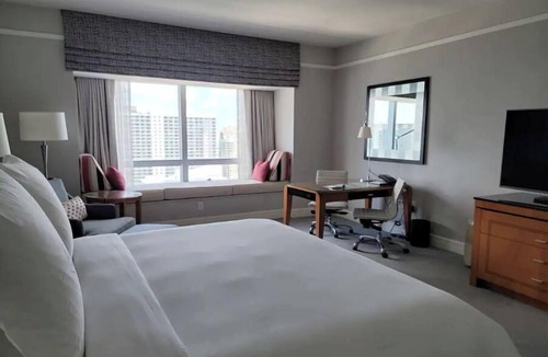 Brickell Hotel | Four Seasons Studio - Privately Owned Unit
