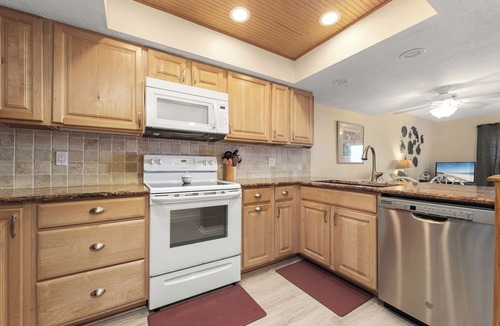 Crescent Beach Condo | Four Winds by Distinctive Beach Rentals