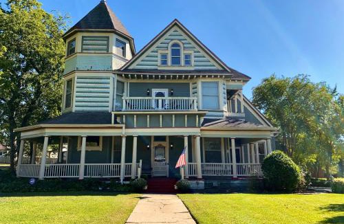 Bonham Hotel | Four Winds Victorian Venue & Suites