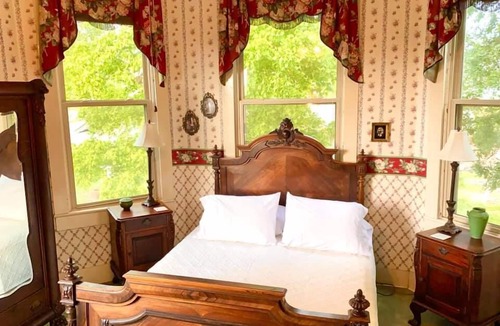 Bonham House | Four Winds Victorian Venue & Suites