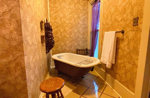Bonham House | Four Winds Victorian Venue & Suites