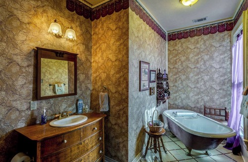 Bonham House | Four Winds Victorian Venue & Suites