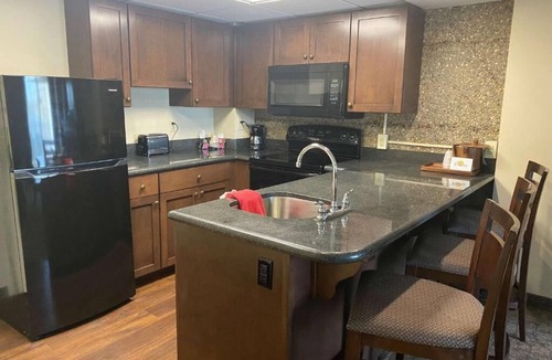 Avoca Hotel | Fourwinds Lakeside Inn & Marina