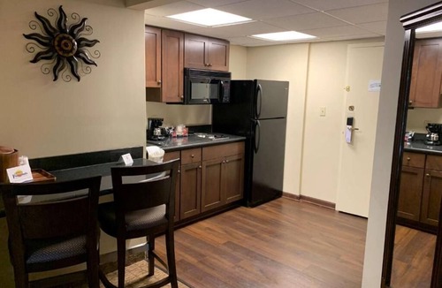 Avoca Hotel | Fourwinds Lakeside Inn & Marina