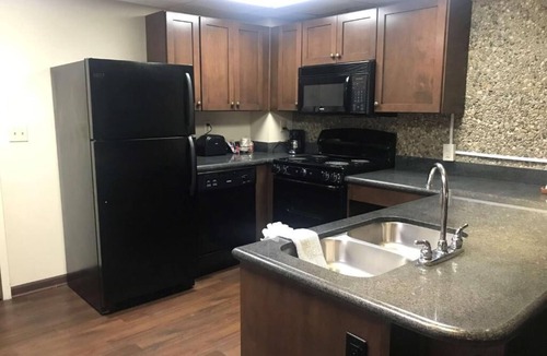 Avoca Hotel | Fourwinds Lakeside Inn & Marina