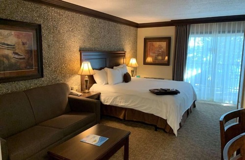 Avoca Hotel | Fourwinds Lakeside Inn & Marina