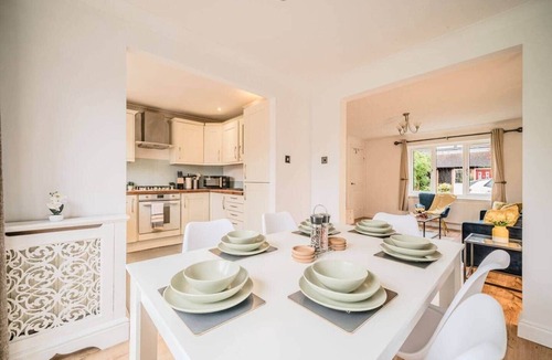 Maidenbower House | Fowler House – Modern 3-Bedroom Stay