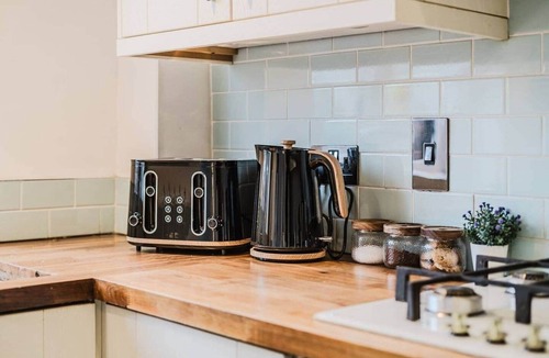 Maidenbower House | Fowler House – Modern 3-Bedroom Stay