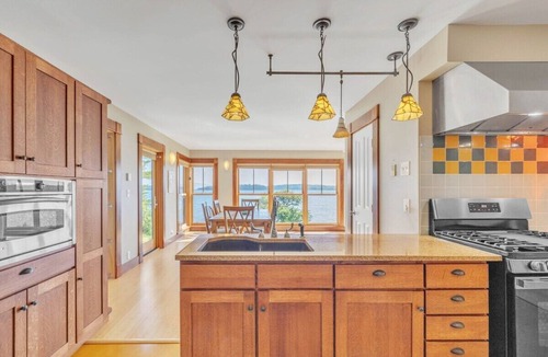 East Sullivan House | Fox Beach House! Oceanfront home, sleeps 10!
