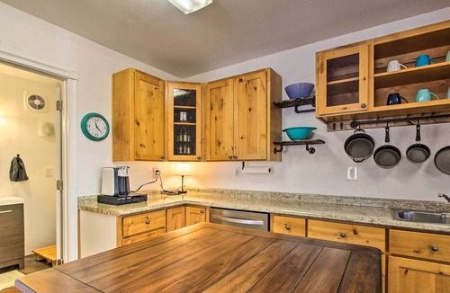 Klamath Falls Cottage | 'Fox Cottage' - Quiet Escape w/ Private Deck!