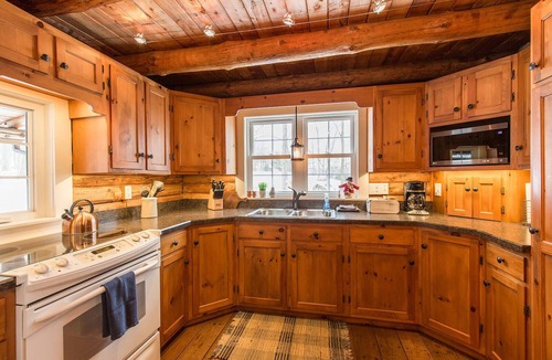 Bowmansville Cabin | Fox Creek Cabin in the woods with stream