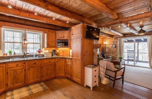 Bowmansville Cabin | Fox Creek Cabin in the woods with stream