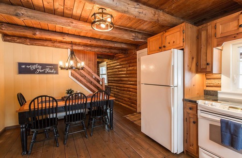 Bowmansville Cabin | Fox Creek Cabin in the woods with stream