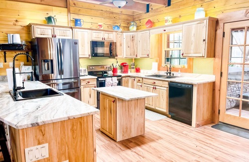 Shenandoah Cabin | Fox Den Cabin Sleeps up to 18 ADA Compliant main floor w/Hot Tub