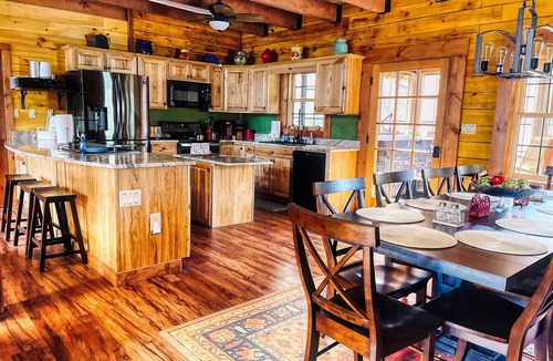 Shenandoah Cabin | Fox Den Cabin Sleeps up to 18 ADA Compliant main floor w/Hot Tub