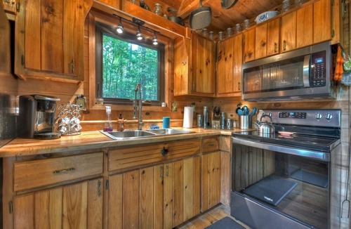 Ridgeline Vistas Cabin | Fox Den Cabin with Invigorating Hot Tub!