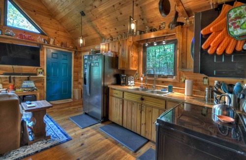 Ridgeline Vistas Cabin | Fox Den Cabin with Invigorating Hot Tub!