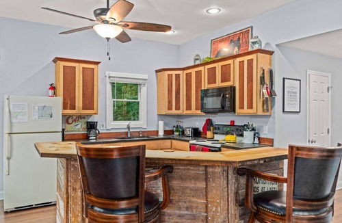 Luray Cabin | Fox Den — Hot Tub, Fire Pit, Steps to River