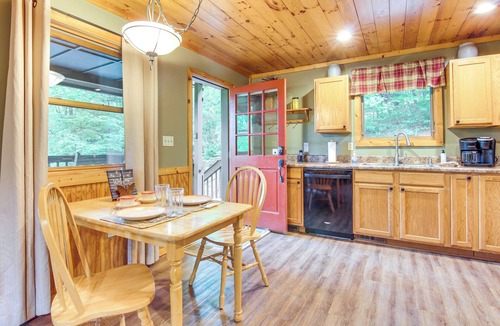 Whittier Cottage | 'fox Den' w/Hot Tub! 22 Mi to Cataloochee Skiing